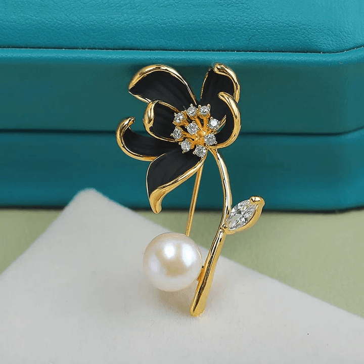 Broche clásico de flor de loto con perlas de imitación para mujer