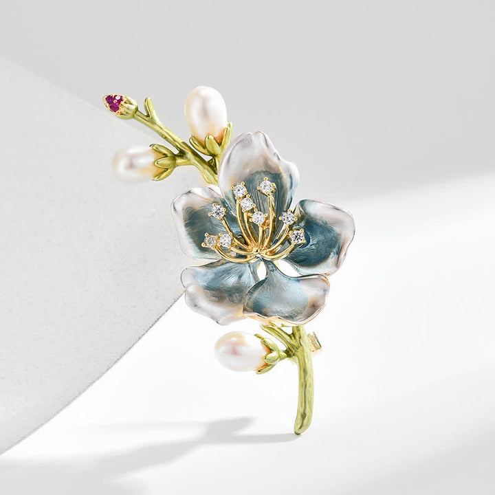 Broche de flor de magnolia esmaltada en azul con perlas de imitación para mujer