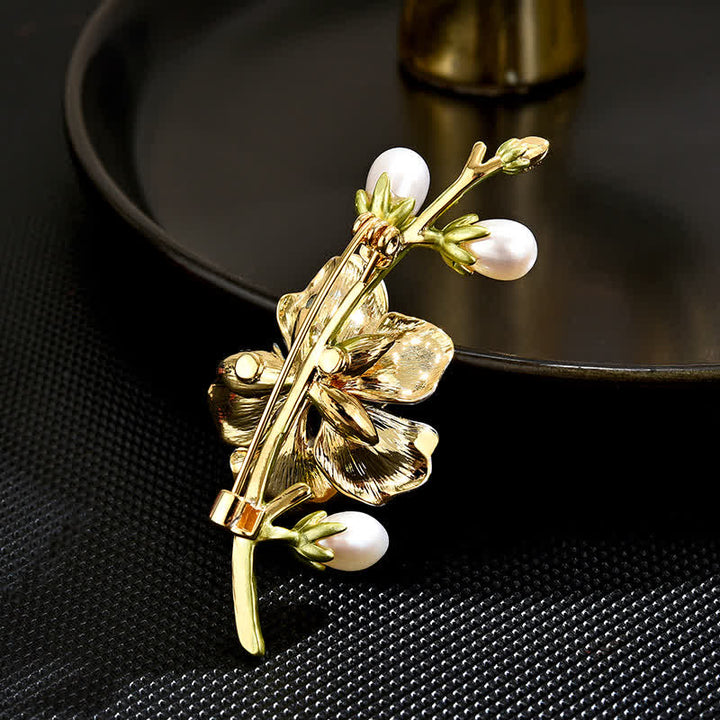 Broche de flor de magnolia esmaltada en azul con perlas de imitación para mujer