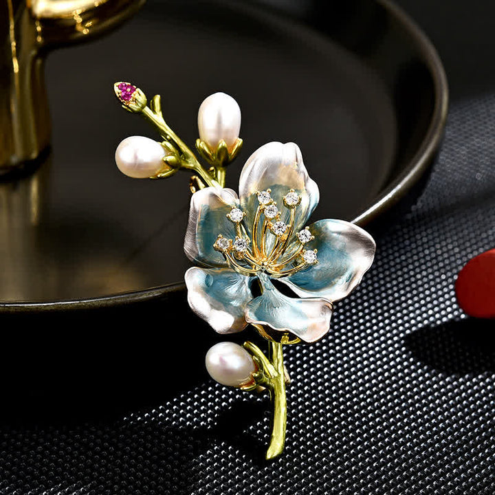 Broche de flor de magnolia esmaltada en azul con perlas de imitación para mujer