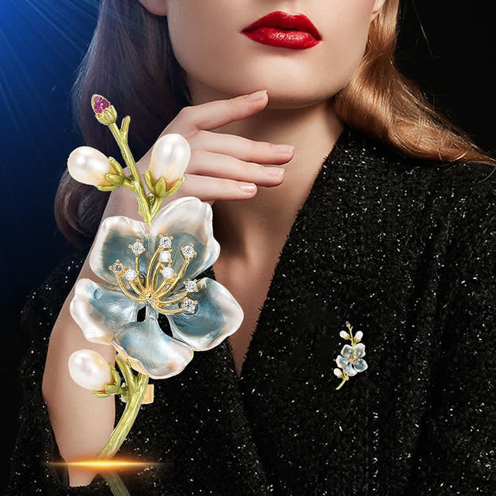 Broche de flor de magnolia esmaltada en azul con perlas de imitación para mujer