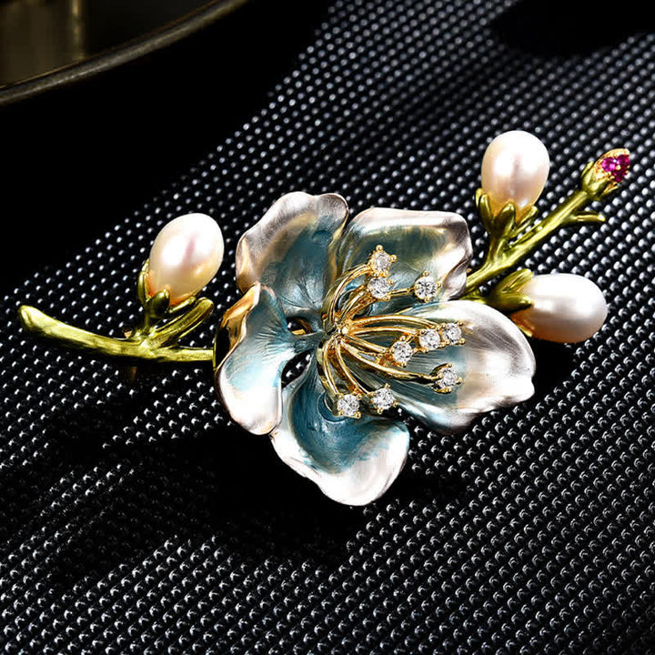Broche de flor de magnolia esmaltada en azul con perlas de imitación para mujer