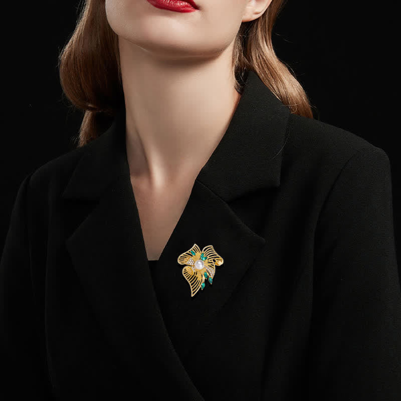 Broche de mujer con hojas huecas doradas y perlas de imitación de diamantes de imitación