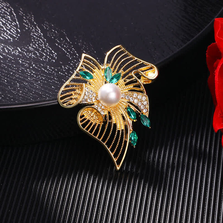 Broche de mujer con hojas huecas doradas y perlas de imitación de diamantes de imitación