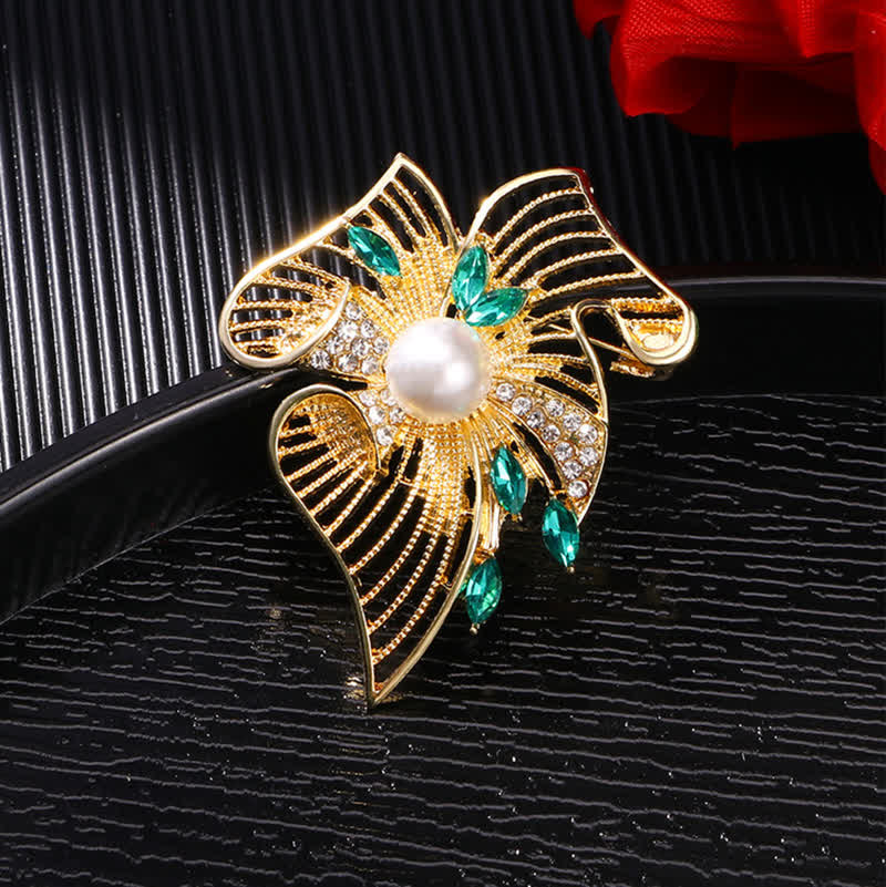 Broche de mujer con hojas huecas doradas y perlas de imitación de diamantes de imitación