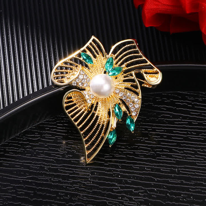 Broche de mujer con hojas huecas doradas y perlas de imitación de diamantes de imitación