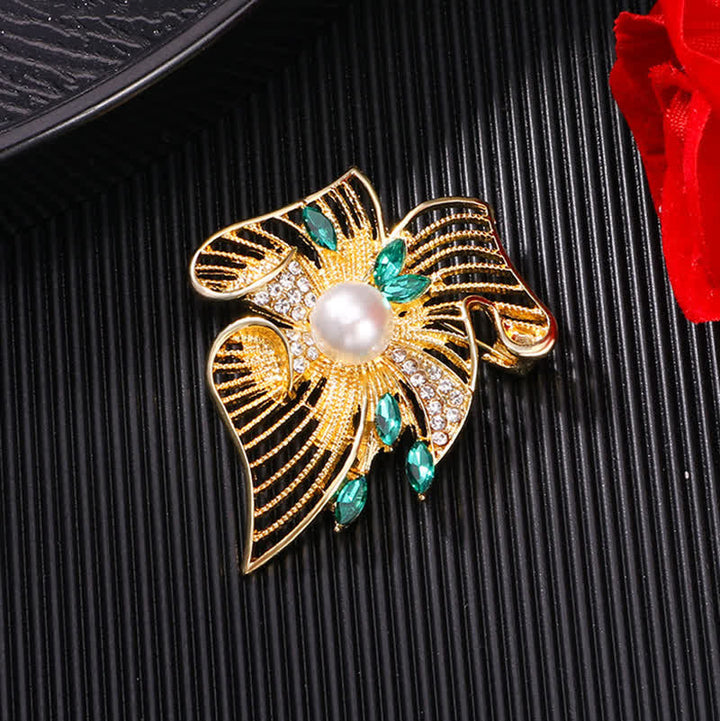Broche de mujer con hojas huecas doradas y perlas de imitación de diamantes de imitación