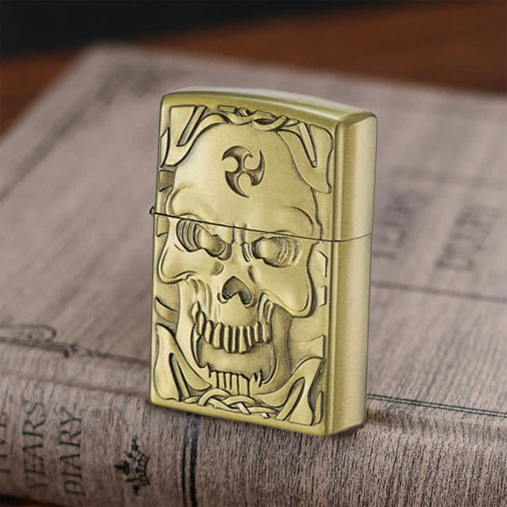 Encendedor de queroseno recargable de bronce con forma de calavera