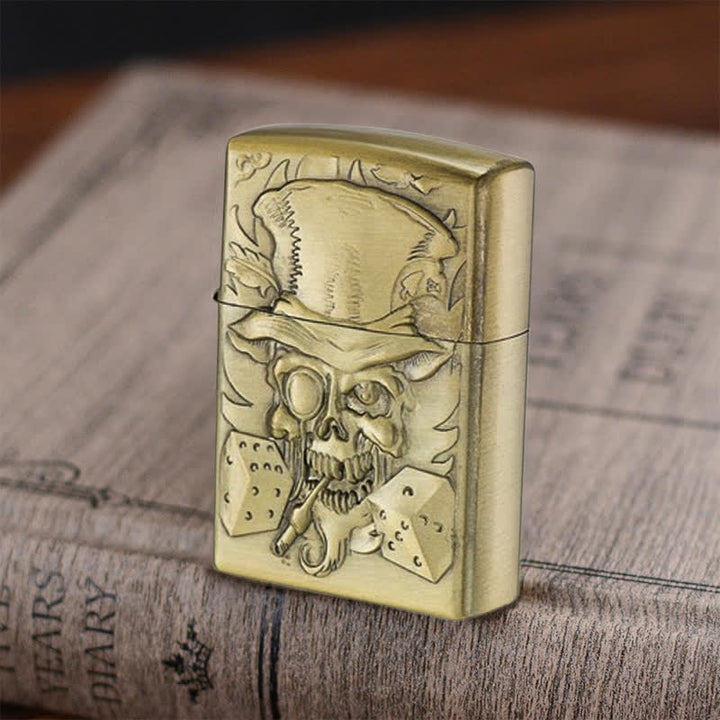 Encendedor de queroseno recargable de bronce con forma de calavera y dados del Joker