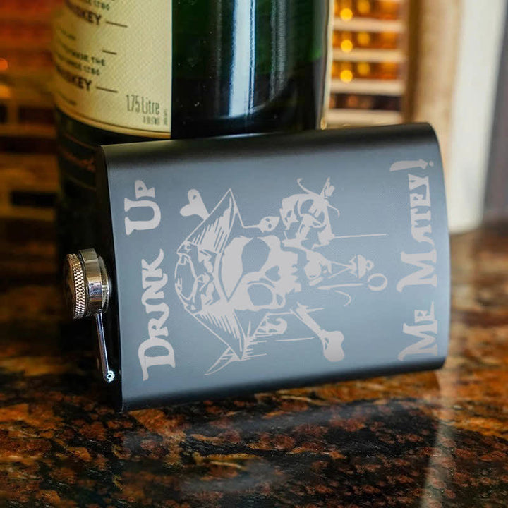 Botella portátil de acero inoxidable con diseño de calavera pirata de 2 a 10 oz con estampado láser