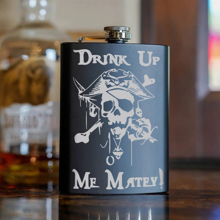 Botella portátil de acero inoxidable con diseño de calavera pirata de 2 a 10 oz con estampado láser