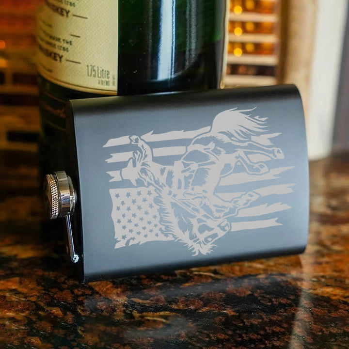 Botella portátil de acero inoxidable con diseño de láser y bandera de EE. UU. para montar a caballo, de 2 a 10 oz