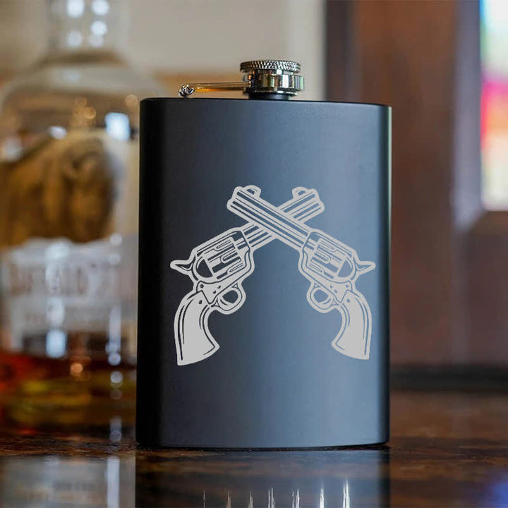 Botella portátil de acero inoxidable con diseño de láser y pistolas cruzadas de 2 a 10 oz