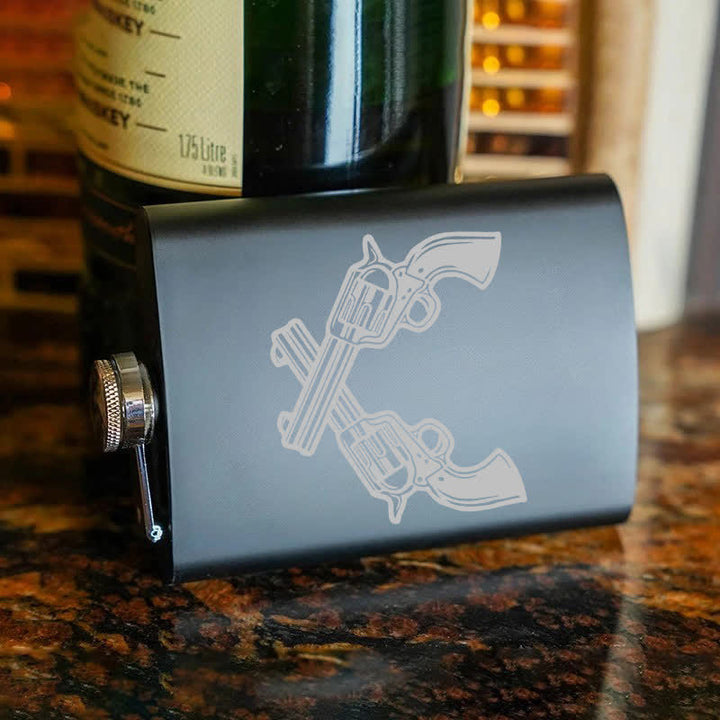 Botella portátil de acero inoxidable con diseño de láser y pistolas cruzadas de 2 a 10 oz