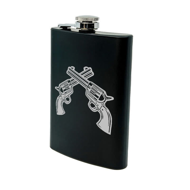 Botella portátil de acero inoxidable con diseño de láser y pistolas cruzadas de 2 a 10 oz