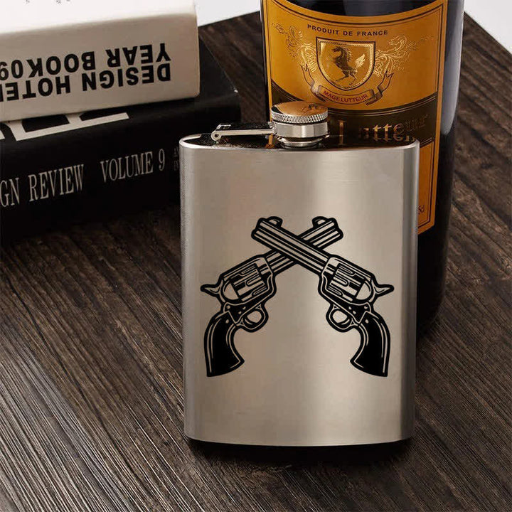 Botella portátil de acero inoxidable con diseño de láser y pistolas cruzadas de 2 a 10 oz