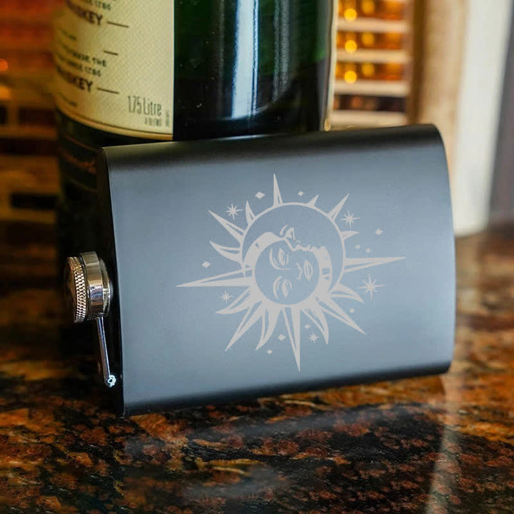 Botella portátil de acero inoxidable con diseño de láser de sol y luna de 2 a 10 oz
