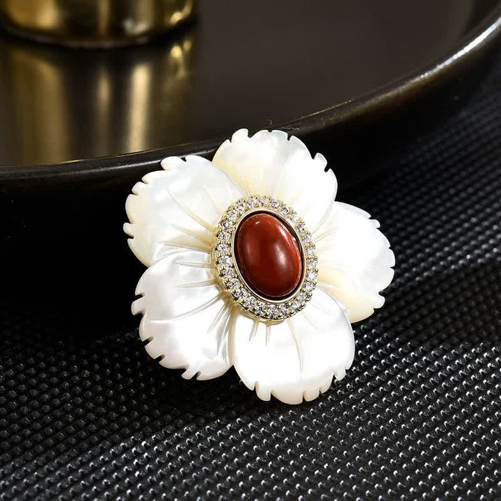 Broche de ágata roja con flor de concha natural blanca para mujer
