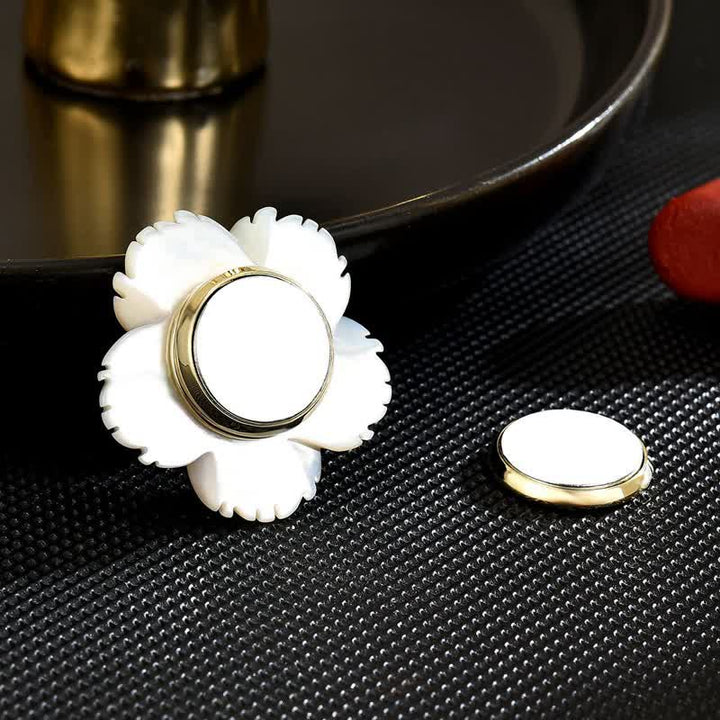 Broche de ágata roja con flor de concha natural blanca para mujer