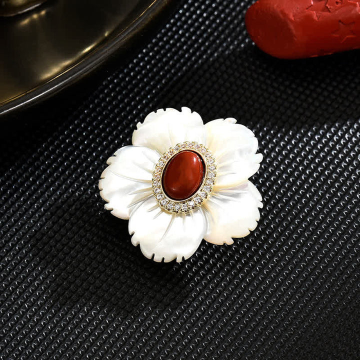 Broche de ágata roja con flor de concha natural blanca para mujer