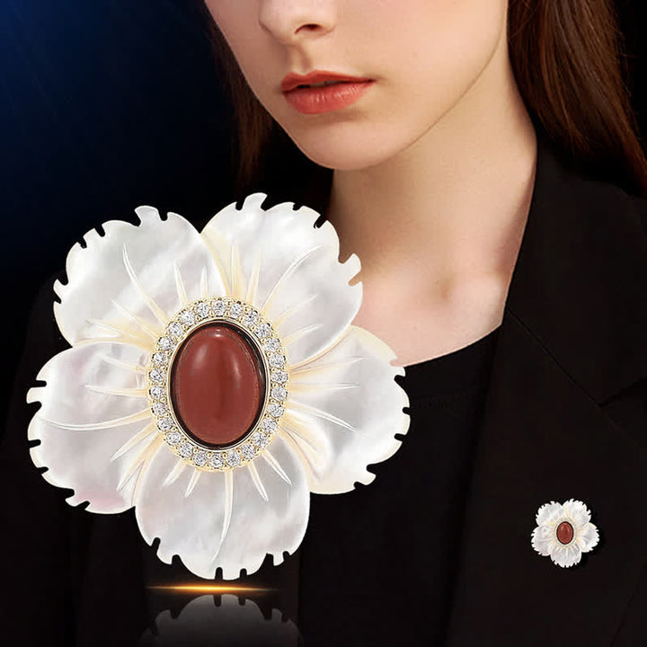Broche de ágata roja con flor de concha natural blanca para mujer