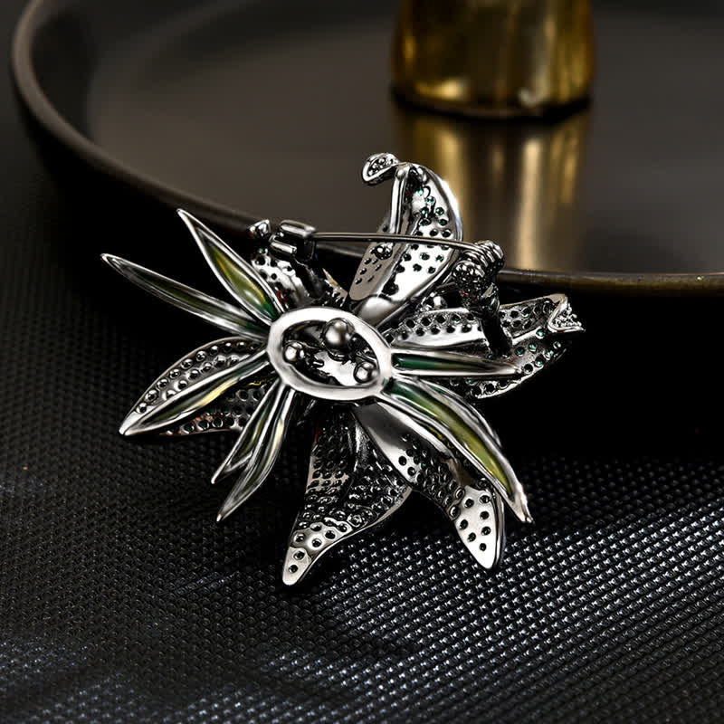 Broche de mujer con incrustaciones de circonitas y cristales de lirio verde oscuro
