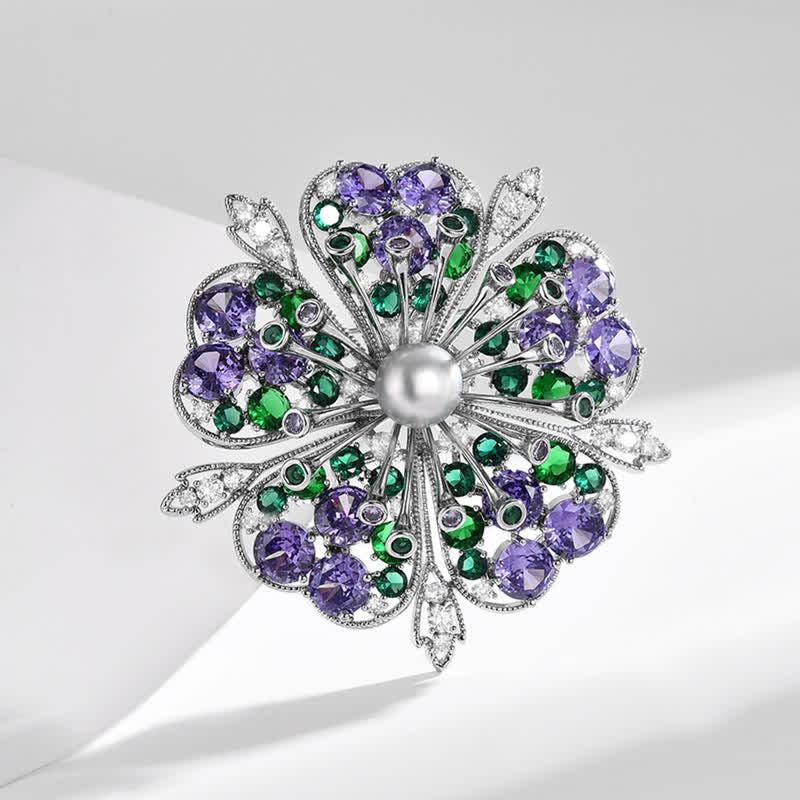 Broche elegante de mujer con perlas y circonitas de colores y diseño floral.
