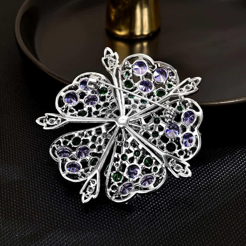 Broche elegante de mujer con perlas y circonitas de colores y diseño floral.