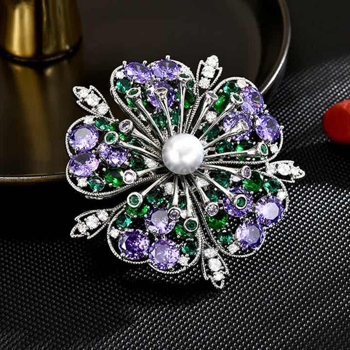 Broche elegante de mujer con perlas y circonitas de colores y diseño floral.
