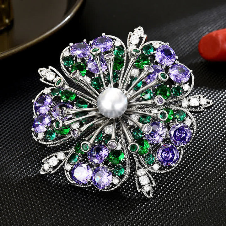 Broche elegante de mujer con perlas y circonitas de colores y diseño floral.