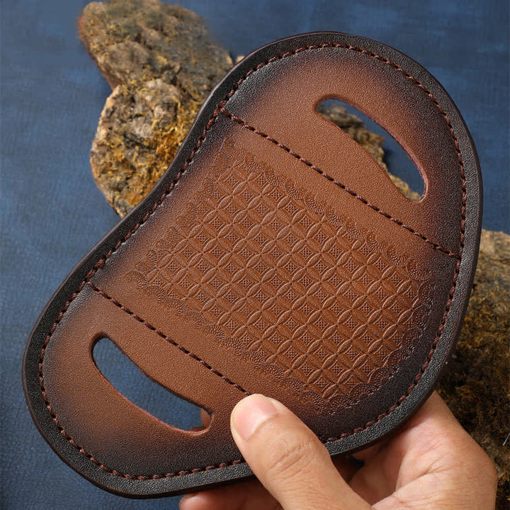Funda de cuero para cinturón con diseño de tejido en relieve para cuchillo plegable.