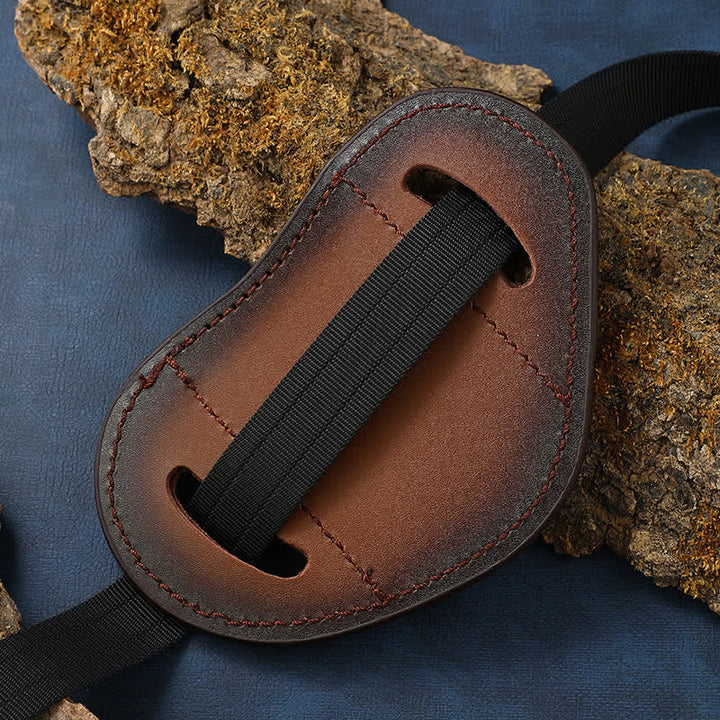 Funda de cuero para cinturón con diseño de tejido en relieve para cuchillo plegable.