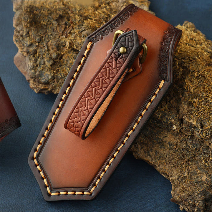 Funda de cuero para cuchillo plegable con estampado de plumas y tapa abatible