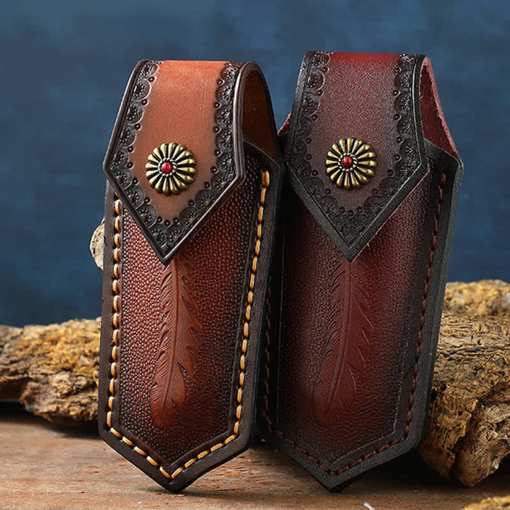Funda de cuero para cuchillo plegable con estampado de plumas y tapa abatible