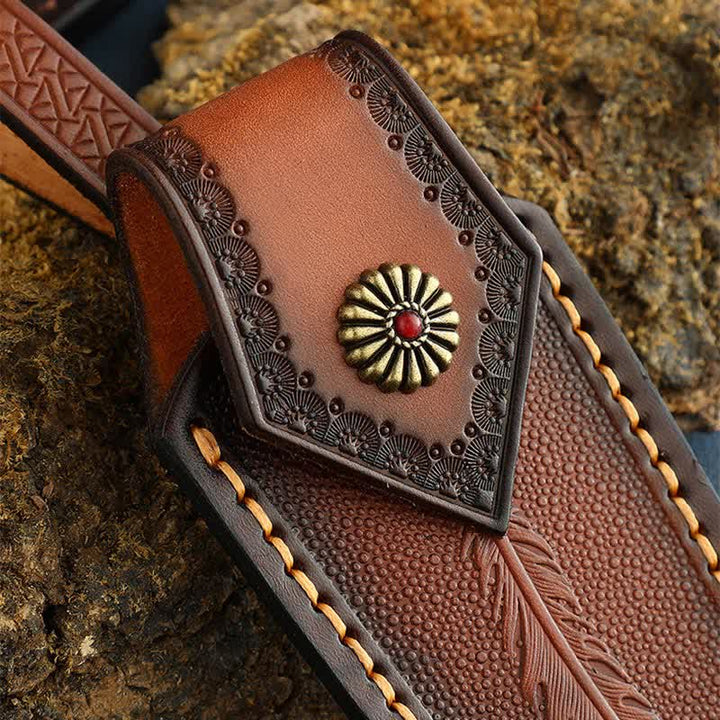 Funda de cuero para cuchillo plegable con estampado de plumas y tapa abatible