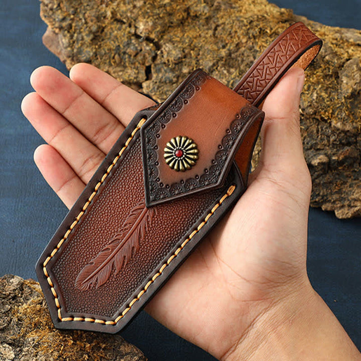 Funda de cuero para cuchillo plegable con estampado de plumas y tapa abatible