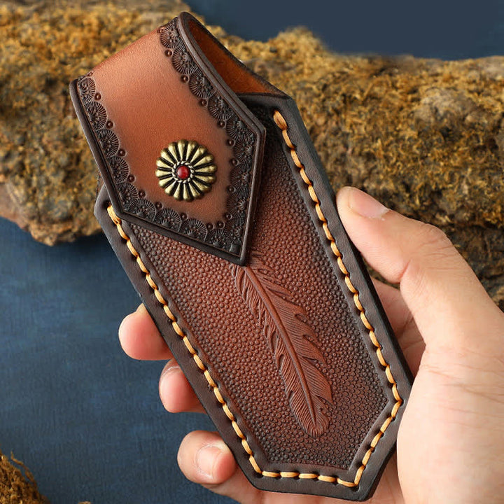 Funda de cuero para cuchillo plegable con estampado de plumas y tapa abatible