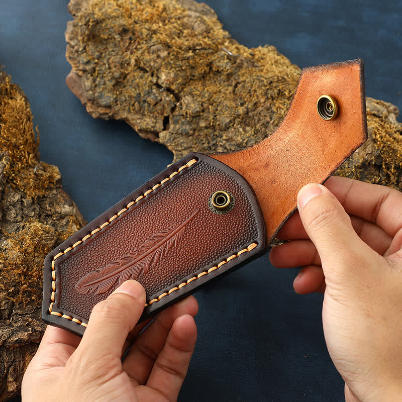 Funda de cuero para cuchillo plegable con estampado de plumas y tapa abatible