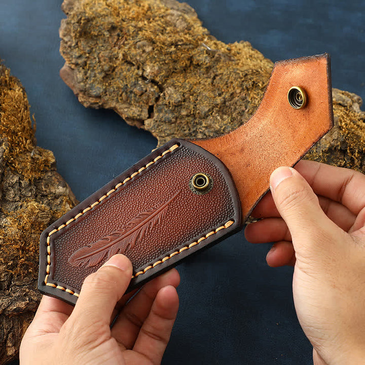 Funda de cuero para cuchillo plegable con estampado de plumas y tapa abatible
