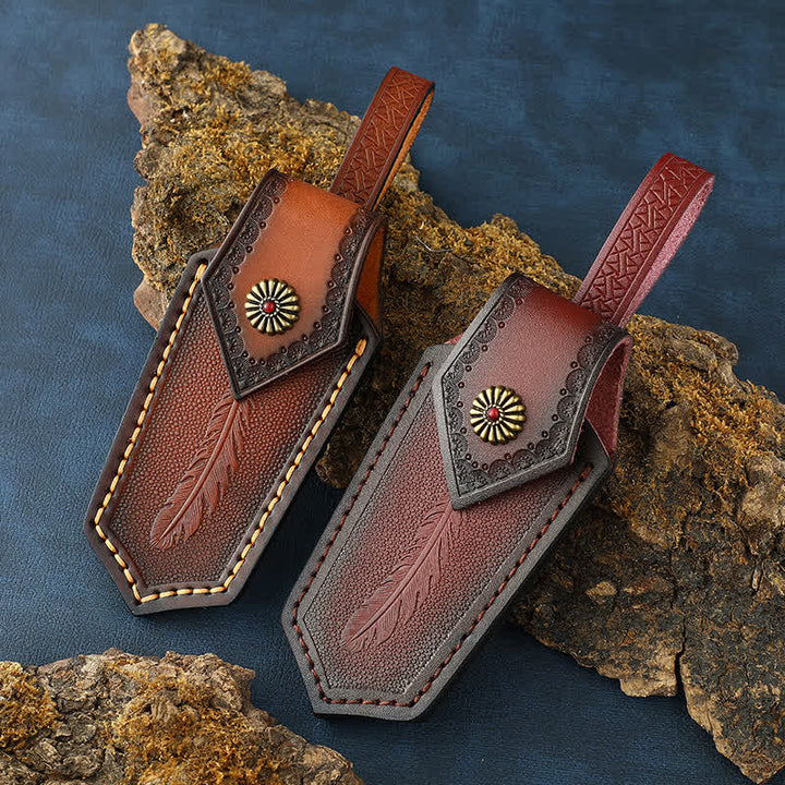 Funda de cuero para cuchillo plegable con estampado de plumas y tapa abatible
