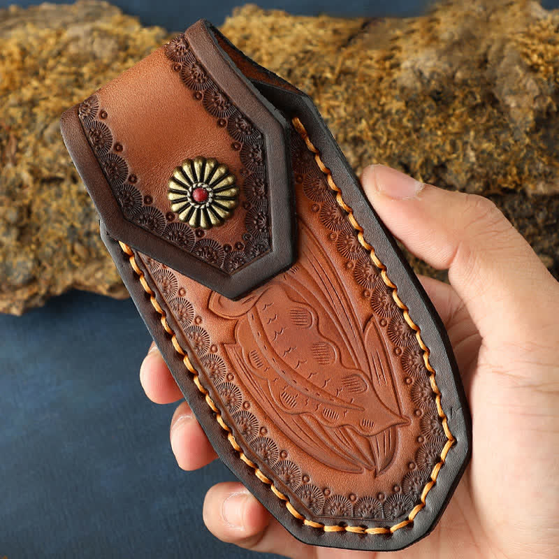 Funda de cuero para cuchillo plegable con estampado de hojas en relieve.