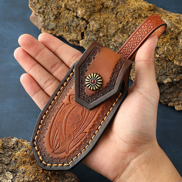 Funda de cuero para cuchillo plegable con estampado de hojas en relieve.