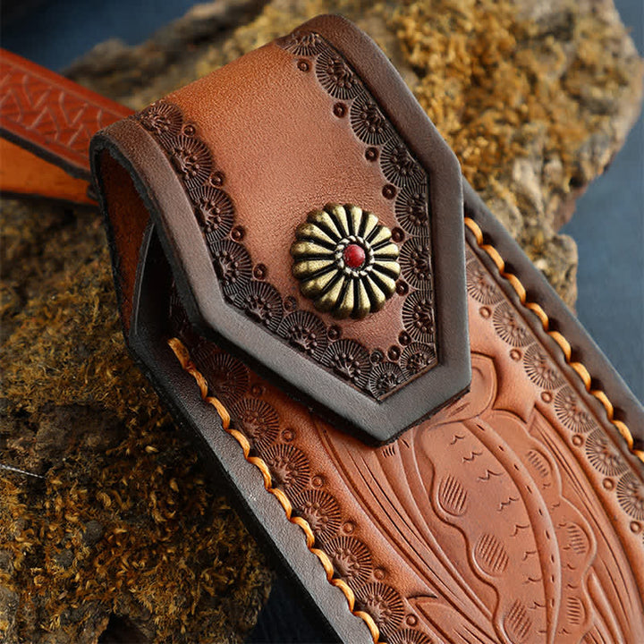 Funda de cuero para cuchillo plegable con estampado de hojas en relieve.