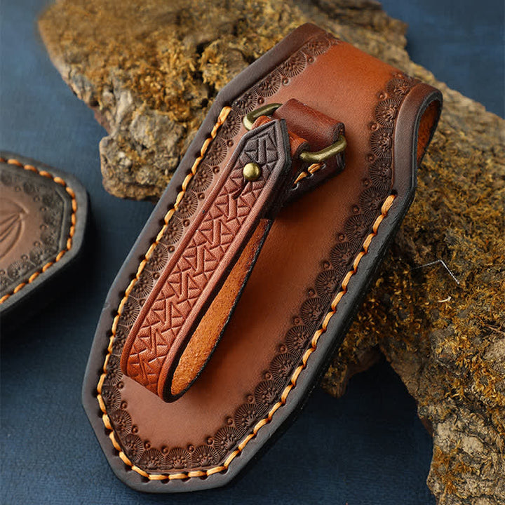 Funda de cuero para cuchillo plegable con estampado de hojas en relieve.