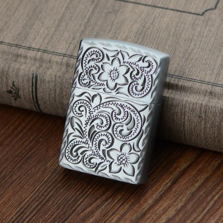 Encendedor de butano recargable con elegante diseño de flores en relieve