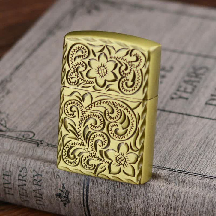 Encendedor de butano recargable con elegante diseño de flores en relieve