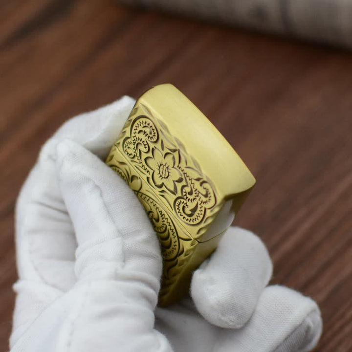 Encendedor de butano recargable con elegante diseño de flores en relieve