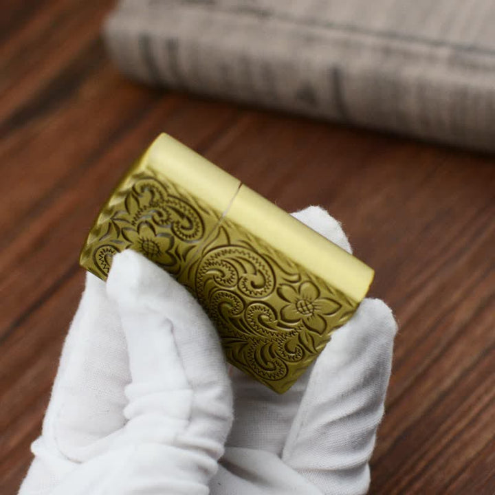 Encendedor de butano recargable con elegante diseño de flores en relieve