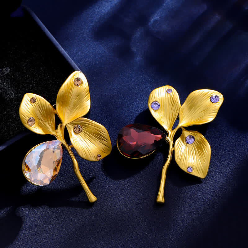 Broche de cristal con forma de hoja de arce dorada otoñal para mujer