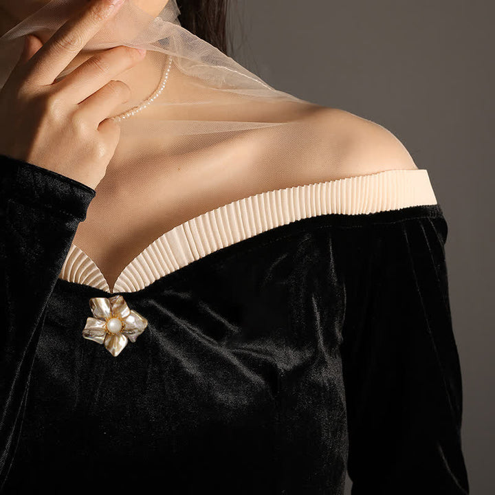 Broche de flor asimétrico con perla barroca para mujer